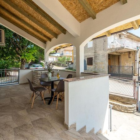 Apartmani Dupor Gornji Karin Esterno foto