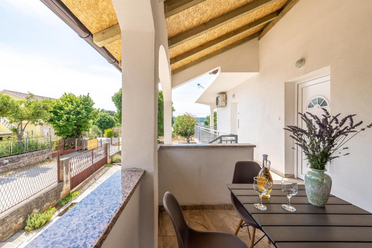 Apartmani Dupor Gornji Karin Esterno foto