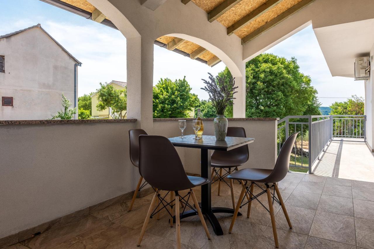 Apartmani Dupor Gornji Karin Esterno foto