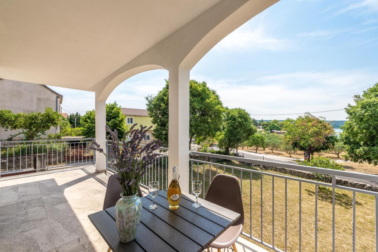 Apartmani Dupor Gornji Karin Esterno foto