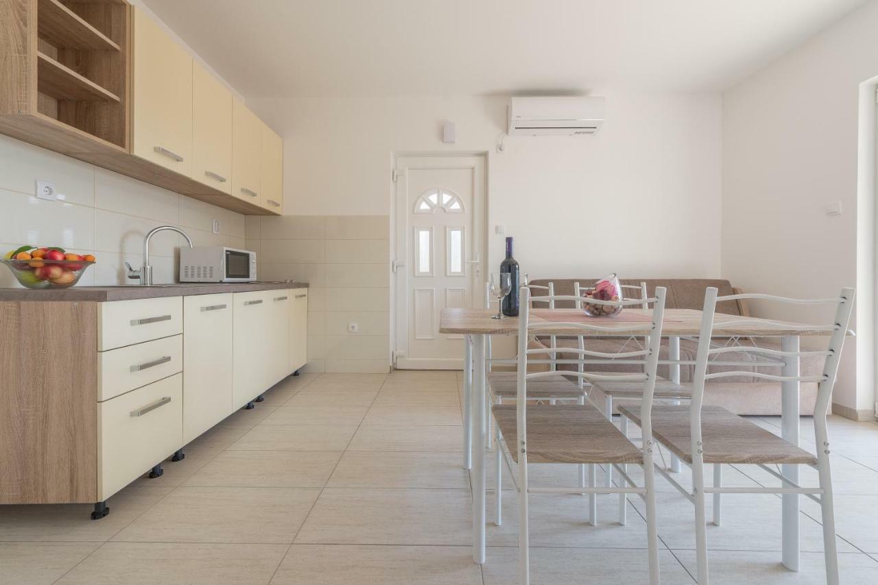 Apartmani Dupor Gornji Karin Esterno foto