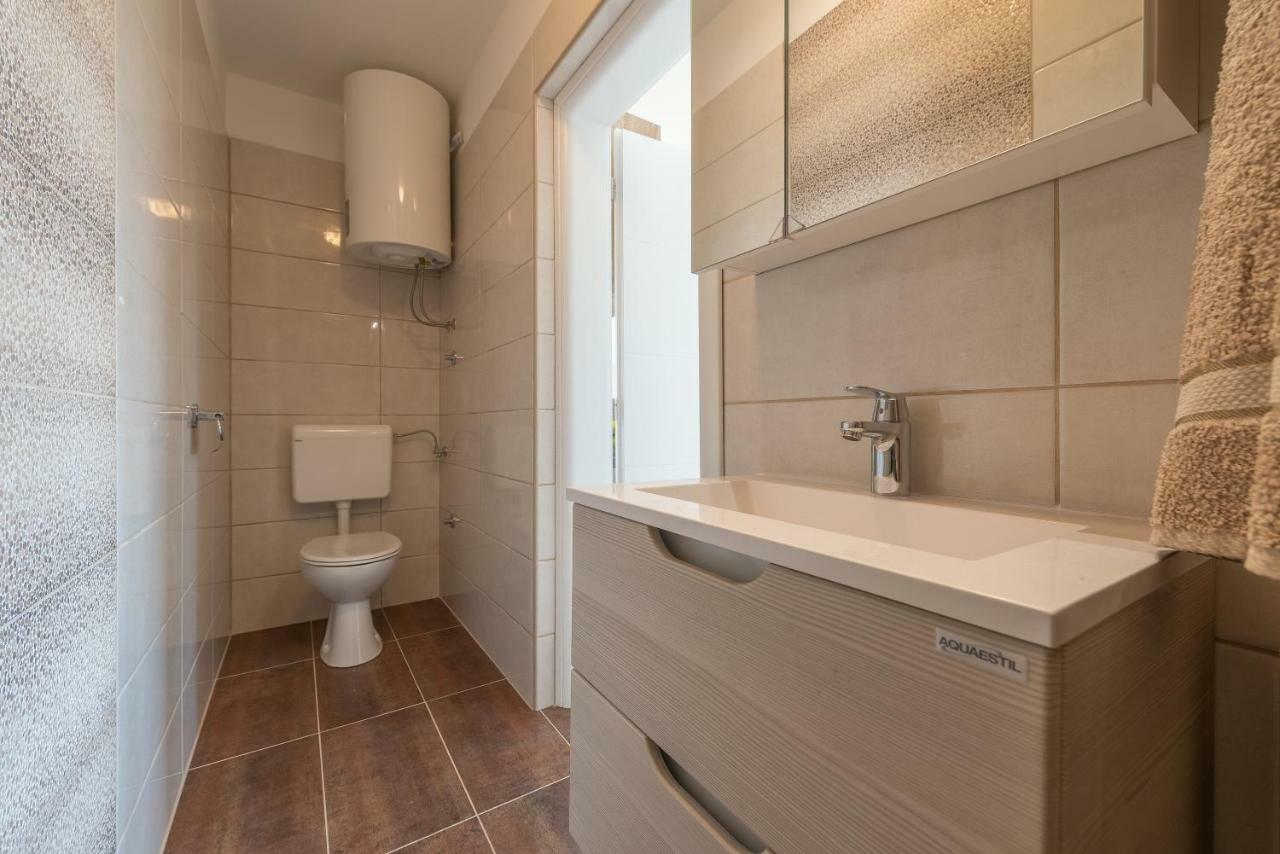 Apartmani Dupor Gornji Karin Esterno foto