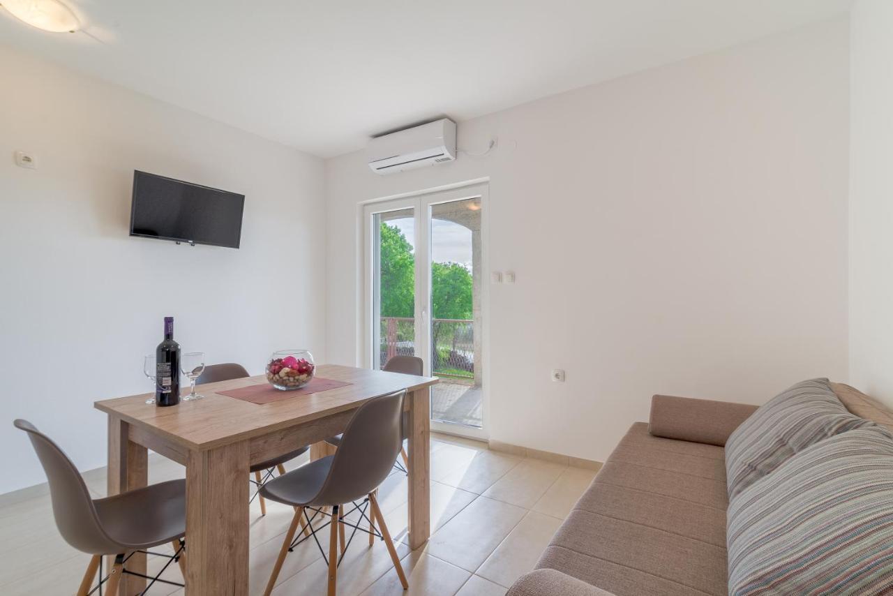 Apartmani Dupor Gornji Karin Esterno foto